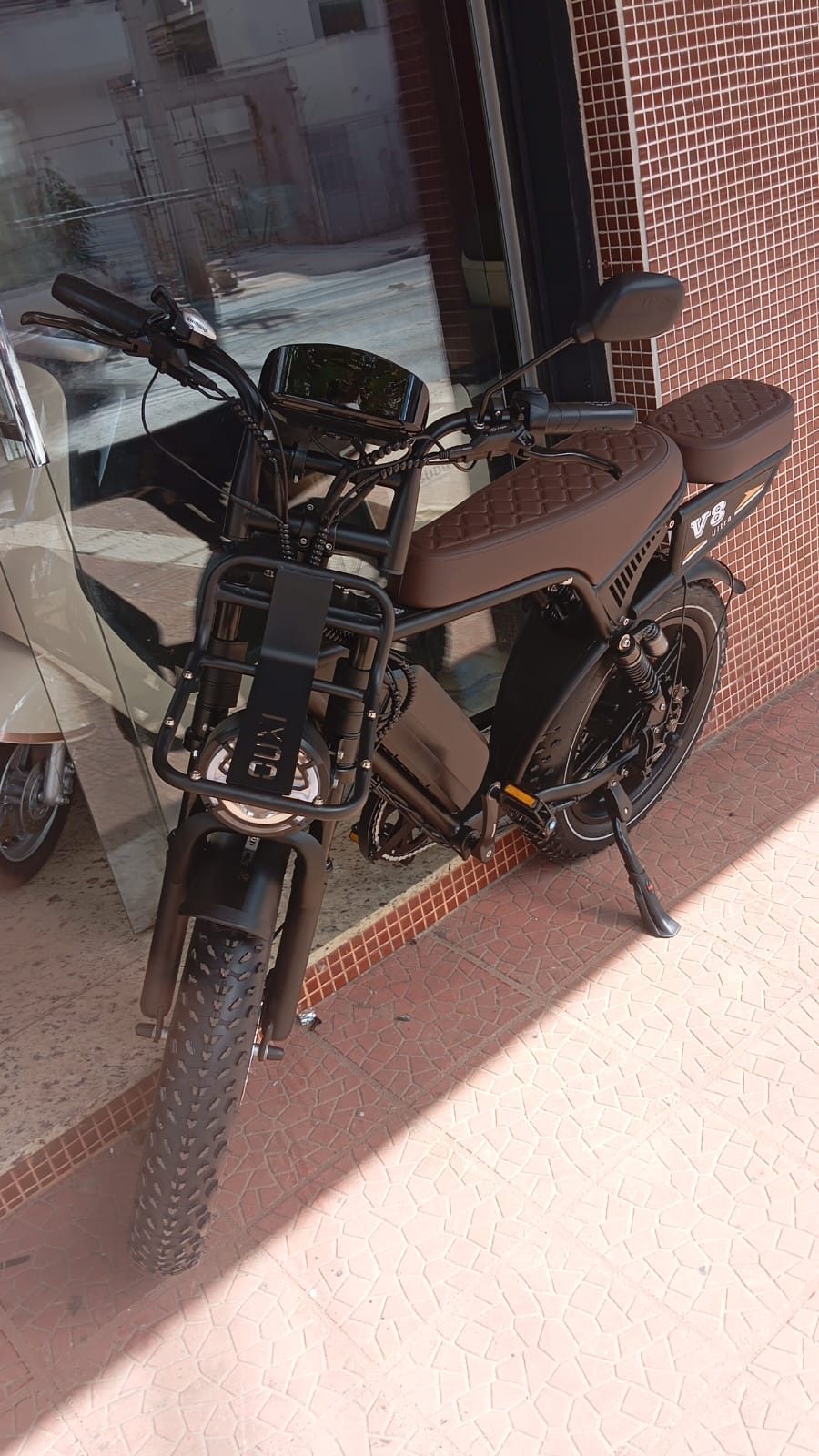 Se você procura uma alternativa sustentável ao carro ou à moto, sem abrir mão do estilo e da potência, a OUXI V8 Ultra é a escolha certa. É mais que uma bicicleta; é uma declaração de estilo sobre duas rodas.